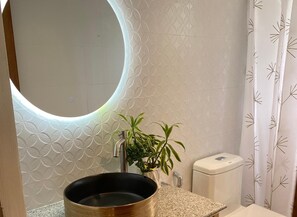 Phòng 4 Premier, quang cảnh biển | Phòng tắm | Buồng tắm vòi sen, khăn tắm, xà phòng, giấy vệ sinh 