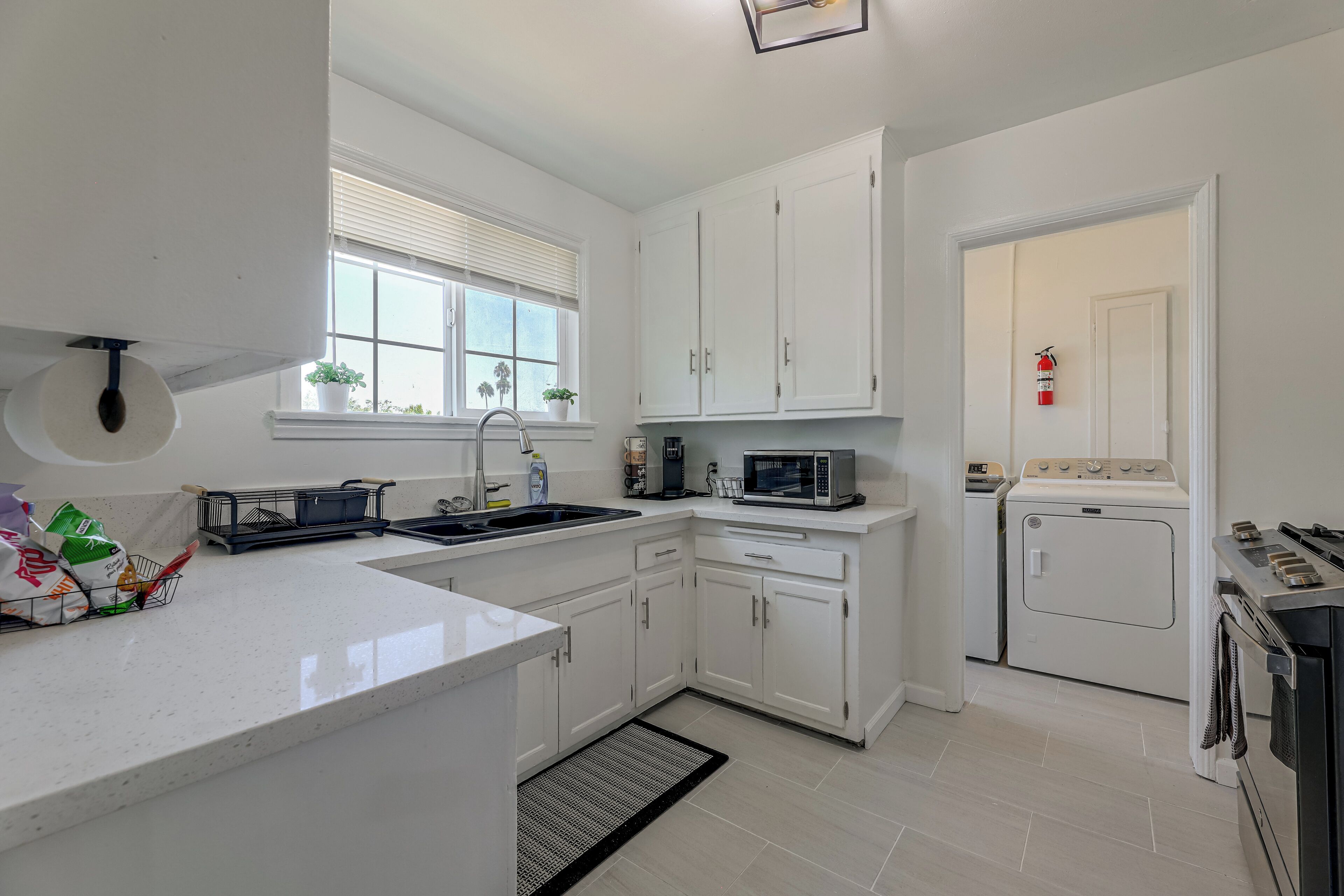 Coffee/tea maker, fridge, microwave, stovetop