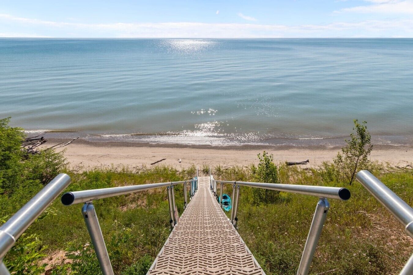 Una escalera que lleva a una playa con vista al mar.