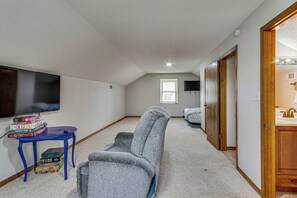 A hallway with a seating area, a television, and a window. - Mary Esther Family Home, 9 Mi to Navarre Beach! (Mary Esther)