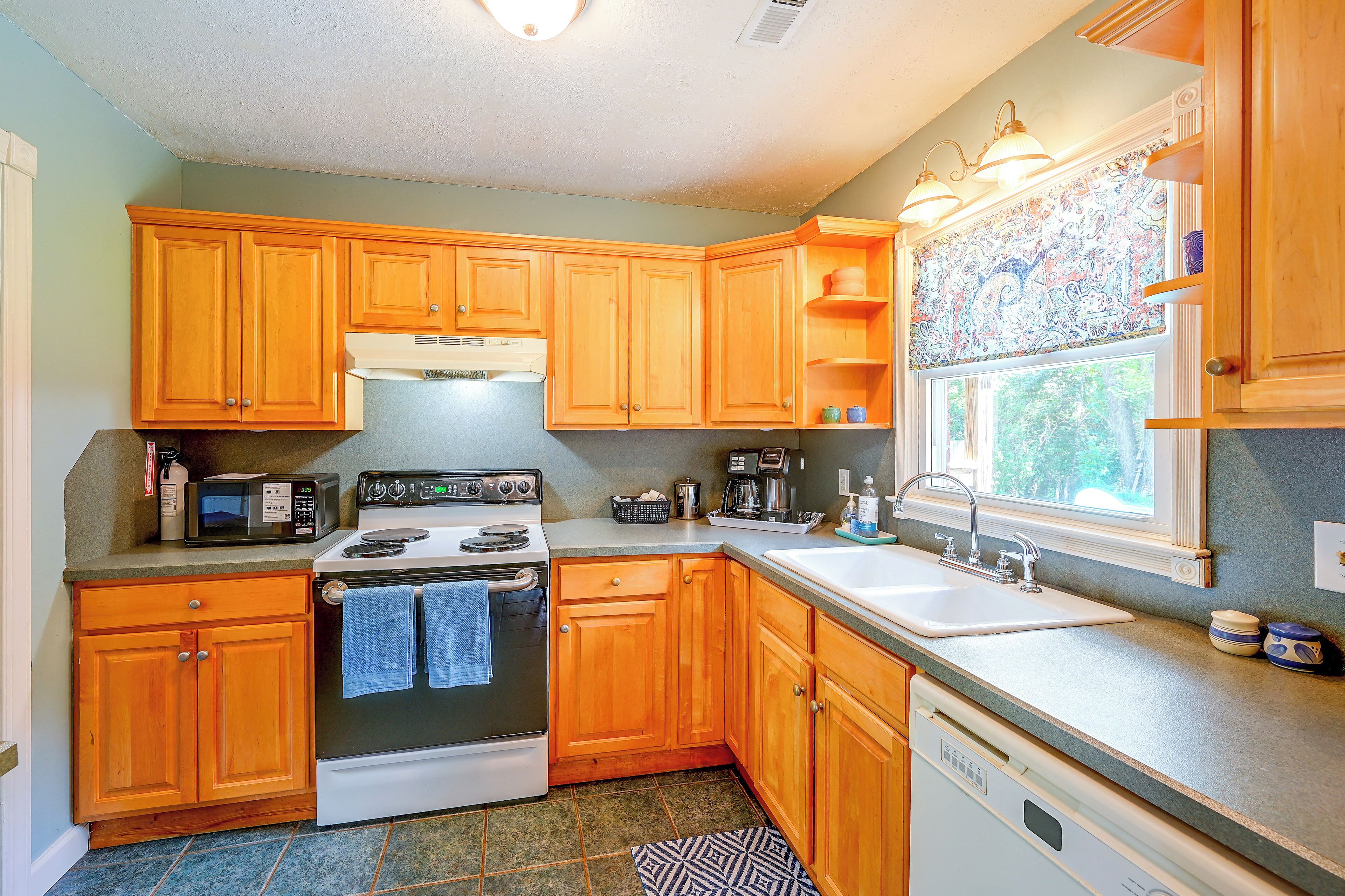 Coffee/tea maker, fridge, microwave, stovetop