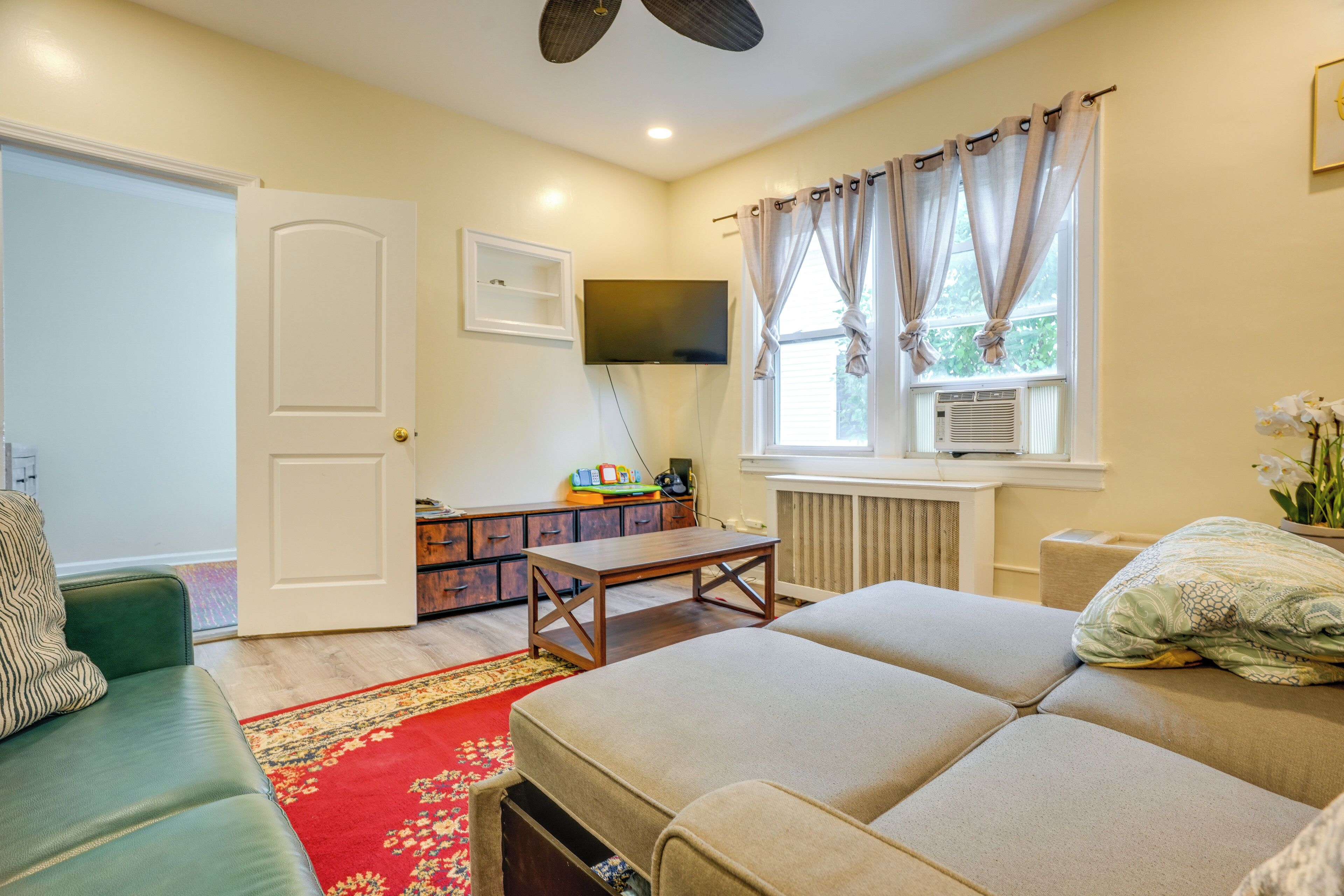 Near Shops & Transit To Nyc! Yonkers Apt - Yonkers, NY