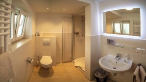 A bathroom with a toilet, shower, and sink. - Vrbo Property (Berchtesgaden)