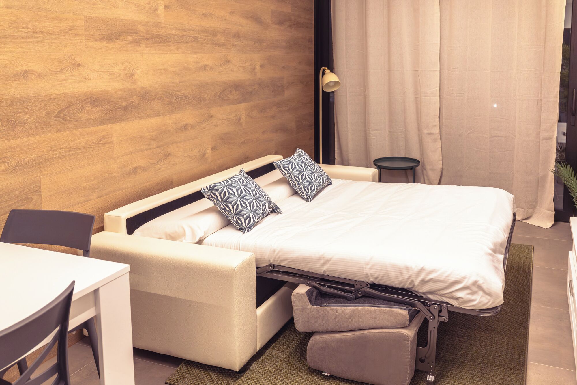Deluxe Suite, Garden View | Blackout drapes, soundproofing, iron/ironing board, WiFi (free)