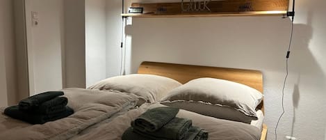 Tabla de planchar con plancha, wifi y ropa de cama