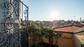 Ein Wohngebiet mit Blick auf eine Stadtansicht, einem Metallzaun und einem Blumentopf.