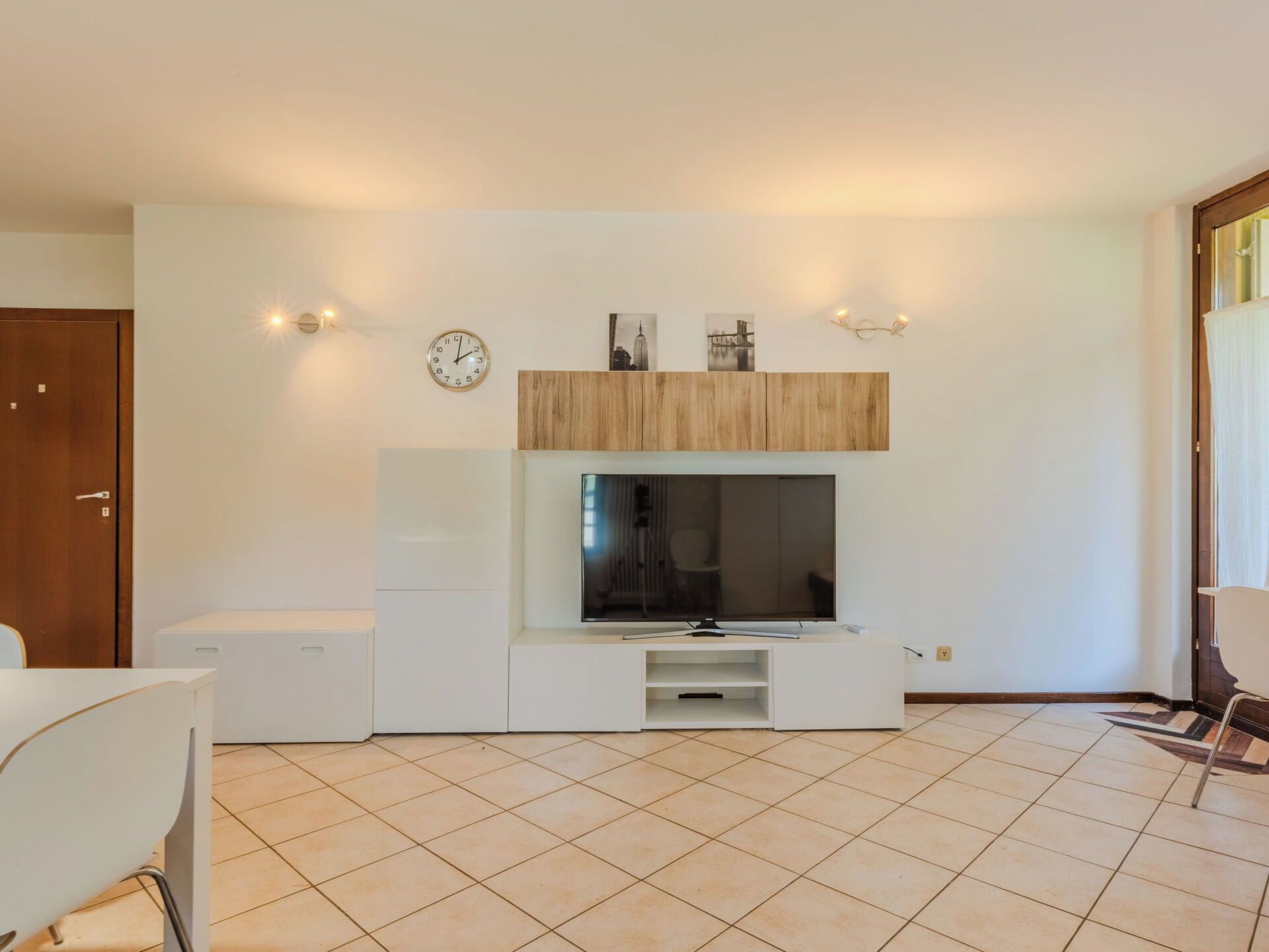 Meubles, Design Intérieur, Sol, Mur, Sol, Bois, Plafond, Pièce, Télévision, Éclairage