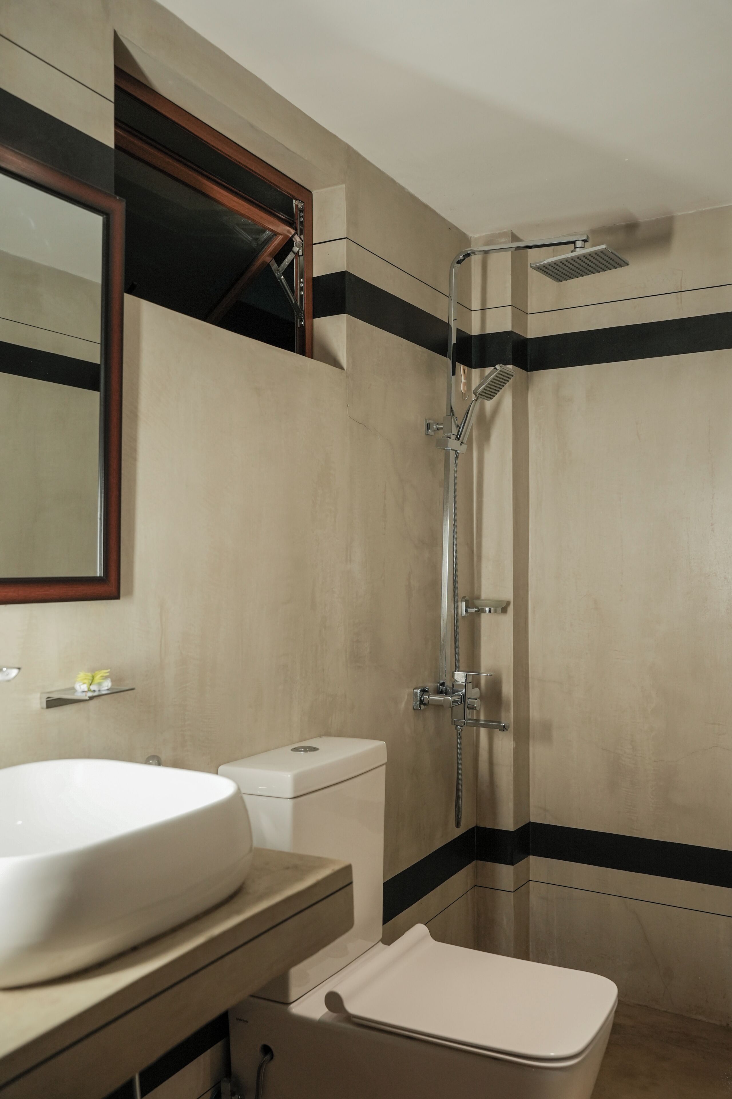 Ein Badezimmer mit Toilette, Waschbecken und Dusche.