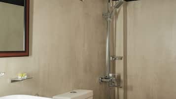 Ein Badezimmer mit Toilette, Waschbecken und Dusche.