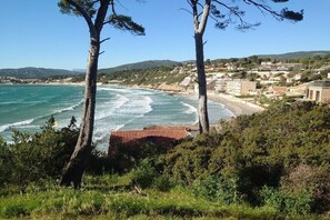 A coastal town with a beach, buildings, and trees. - Holiday apartment with 2 bedrooms (Sanary)