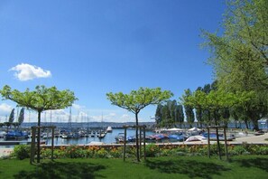 A marina with boats, trees, and a clear sky. - Holiday apartment with 1 bedroom (Uhldingen)