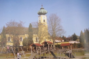 A historic building with a prominent tower and a wooden bridge. - Holiday apartment with 1 bedroom (Frauenau)