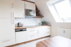 Kaffetrakter/tekoker, kjøleskap, mikrobølgeovn og ovn