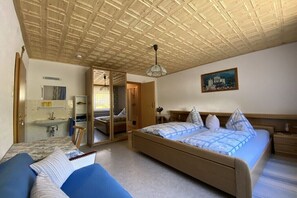 Una camera da letto con un letto, un comodino e uno specchio.