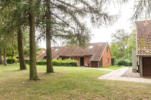 A residential area with multiple houses, a grassy lawn, and trees. - Holiday Village 39 B (Boltenhagen)