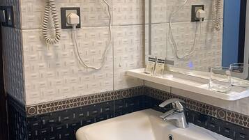 Chambre Simple, vue ville | Salle de bain