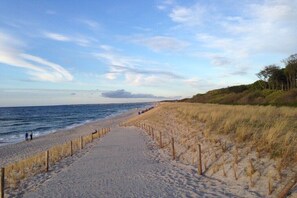 A sandy beach with a wooden fence running parallel to the shore. - Holiday apartment with 2 bedrooms (Graal-Müritz)