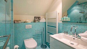 Ein Badezimmer mit Waschbecken, Toilette und Duschbereich.