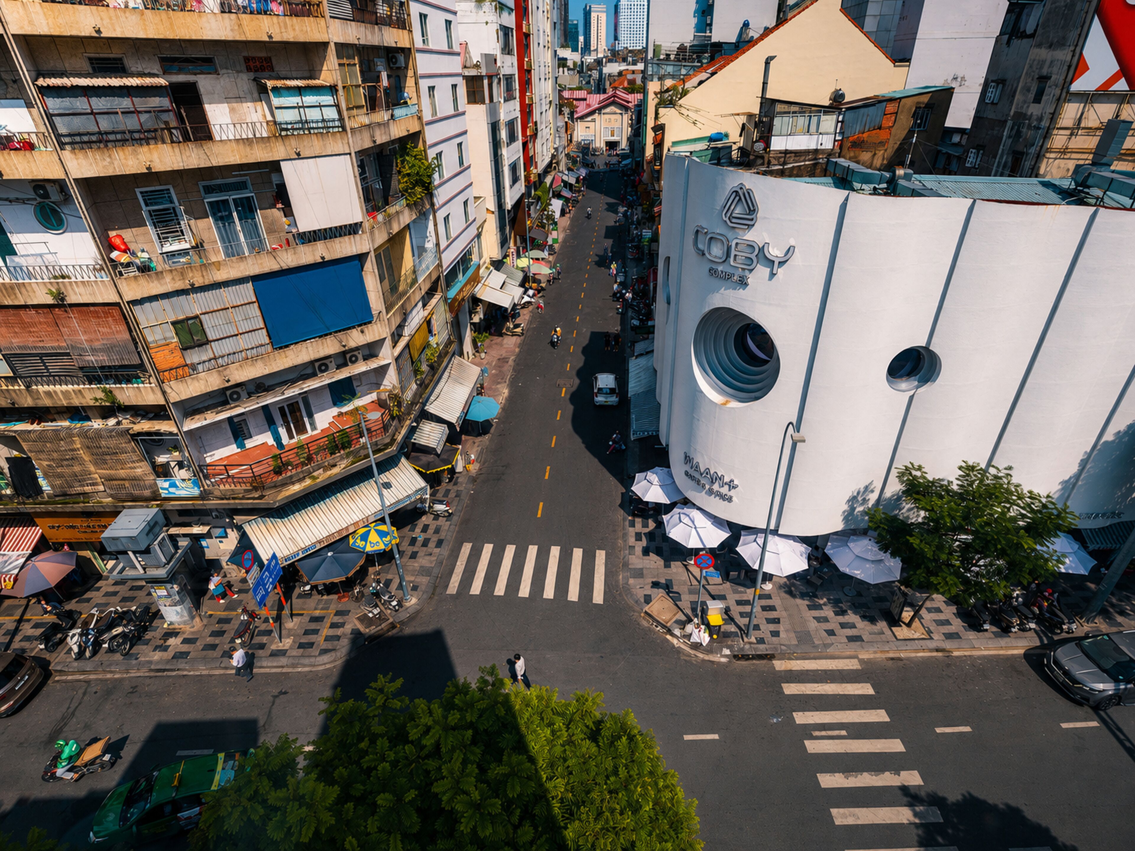 Une vue de rue mettant en évidence un bâtiment blanc imposant, doté d’une fenêtre circulaire et d’une enseigne.