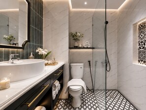 Een moderne badkamer met een groot wastafel, toilet en douche.