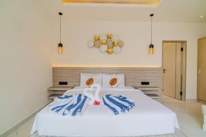 Ein modernes Hotelzimmer mit einem ordentlich bezogenen Bett, einer Wanddekoration und einer Holztür.