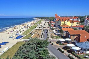 Un pueblo costero con playa, edificios y una carretera.