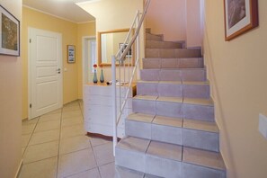 Eine Treppe mit Handlauf, die zu einer Zwischenebene führt.