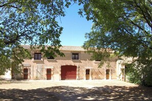 Un edificio con fachada tradicional, varias ventanas y una puerta roja destacada.