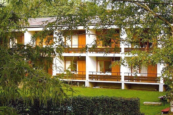 A multi-story building with balconies, surrounded by greenery. - Holiday apartment with 2 bedrooms (Steindorf)