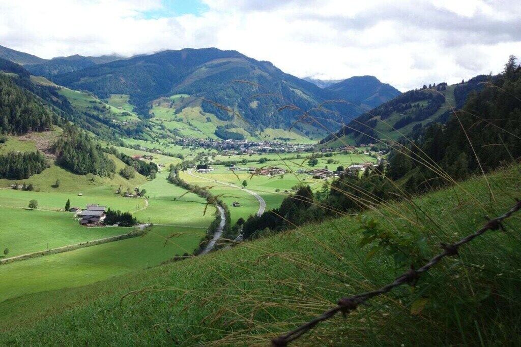 Ein Tal mit einer kleinen Siedlung, umgeben von Bergen.