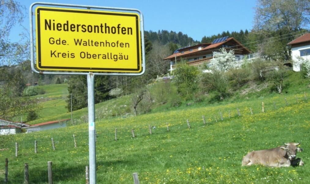 A sign indicating Niedersonthofen, a location in Kreis Oberallgäu.