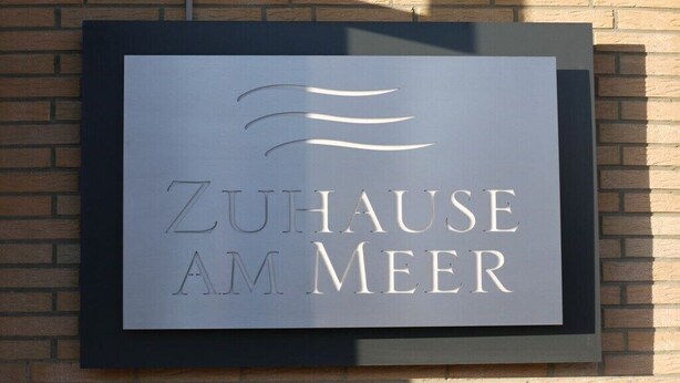A sign with the text 'ZUHAUSE AM MEER' on a brick wall. - TRINCHEN in the home by the sea (Büsum)