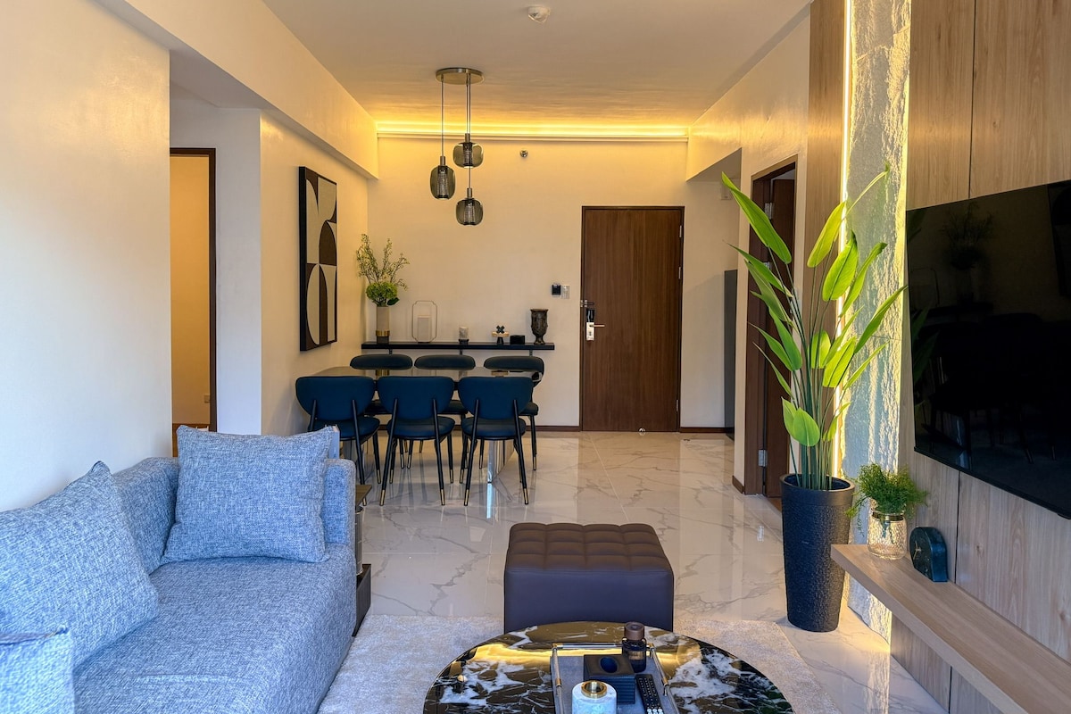 Condo Deluxe, 3 phòng ngủ, không hút thuốc, có thể sử dụng hồ bơi | Khu phòng khách | Smart TV 65-inch có truyền hình kỹ thuật số 