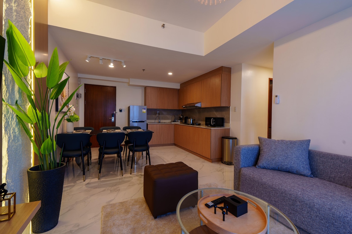 Un apartamento moderno con comedor, cocina y sala de estar.