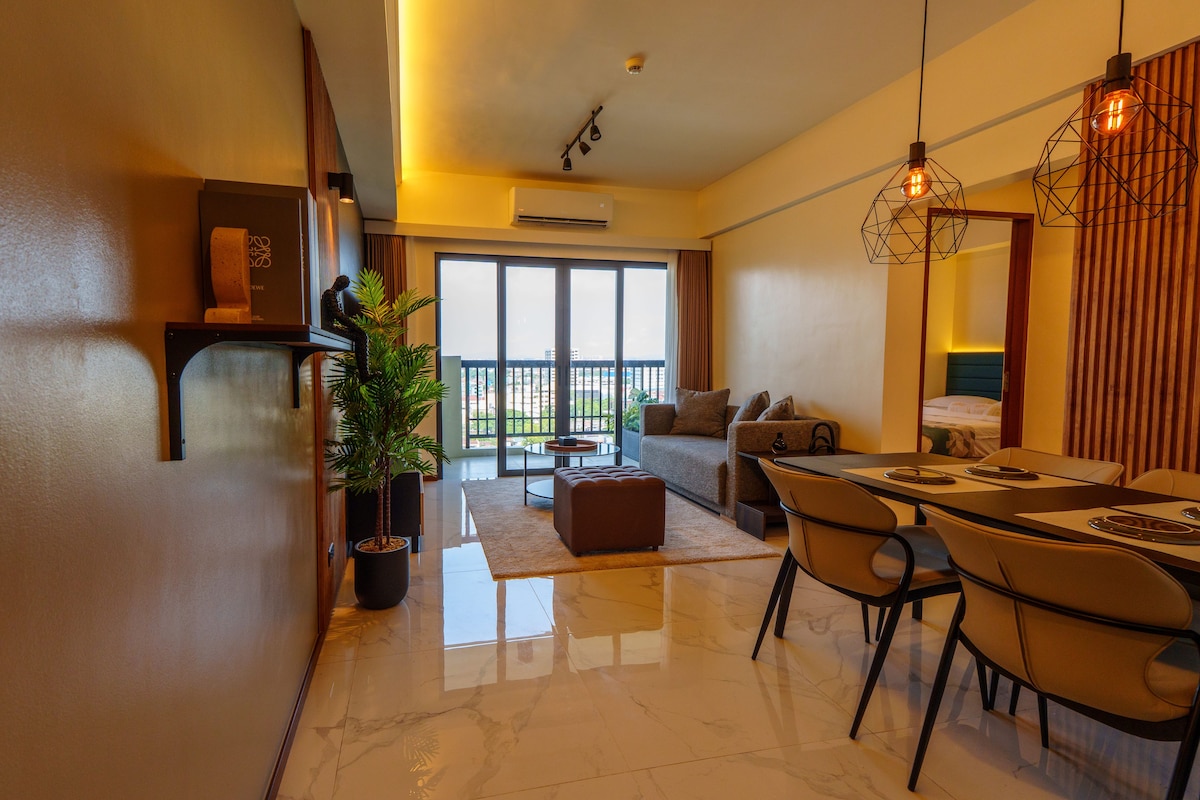 Bộ đồ giường cao cấp, chăn bông, két bảo mật tại phòng, bàn 