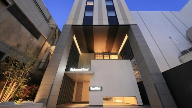 A modern hotel entrance with a flat facade, a sign for the Richmond Hotel, and a Royal Hotel sign below. - Richmond Hotel Tenjin Nishi-dori (Fukuoka)