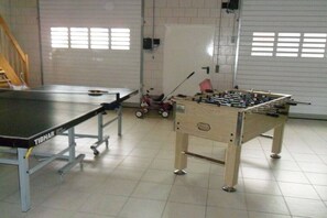 A room with a foosball table and a ping pong table. - Holiday home with 4 bedrooms (Plütscheid)