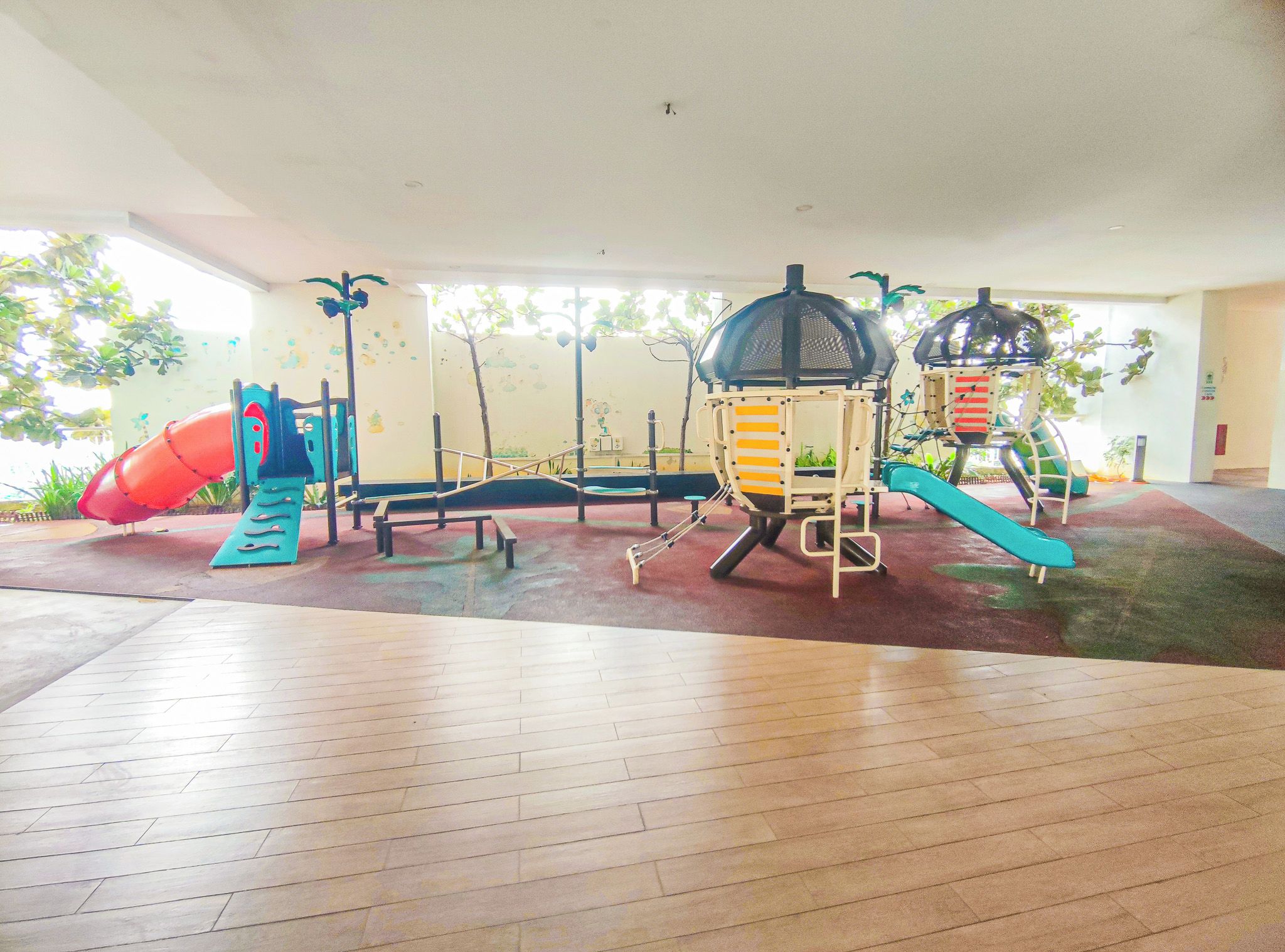 Une aire de jeux dotée de diverses installations, notamment des toboggans et des structures d’escalade.