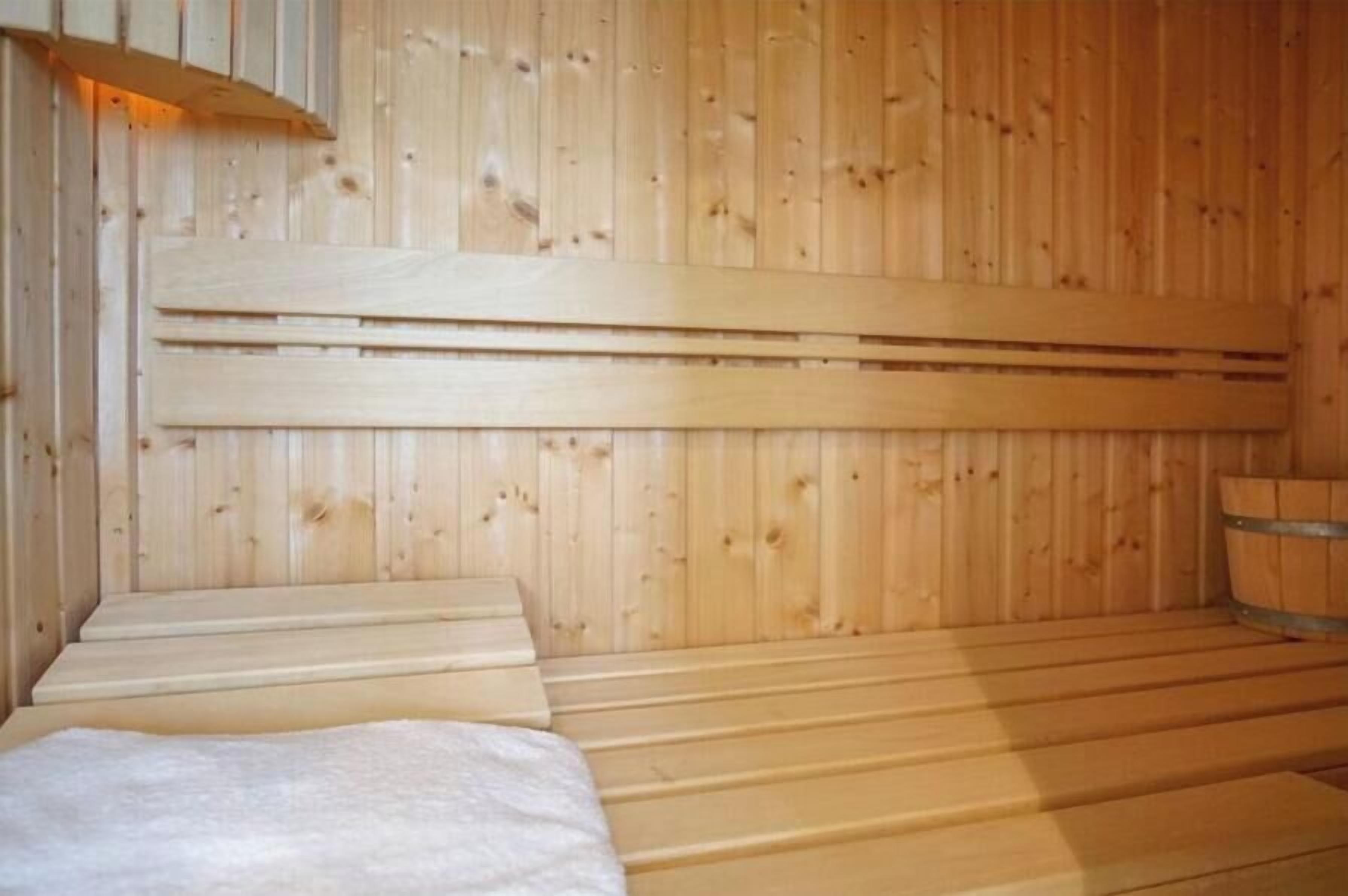 Un sauna en bois avec des bancs et un banc en bois.