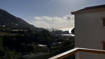 Vierbettzimmer, Balkon, Blick auf den Innenhof | Unterkunftsgelände