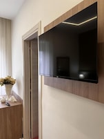 Un televisor de pantalla plana montado en una pared con paneles de madera.