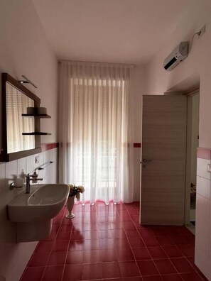 Eenpersoonskamer, uitzicht op binnenplaats | Badkamer | Een douche, gratis toiletartikelen, een haardroger, toiletpapier