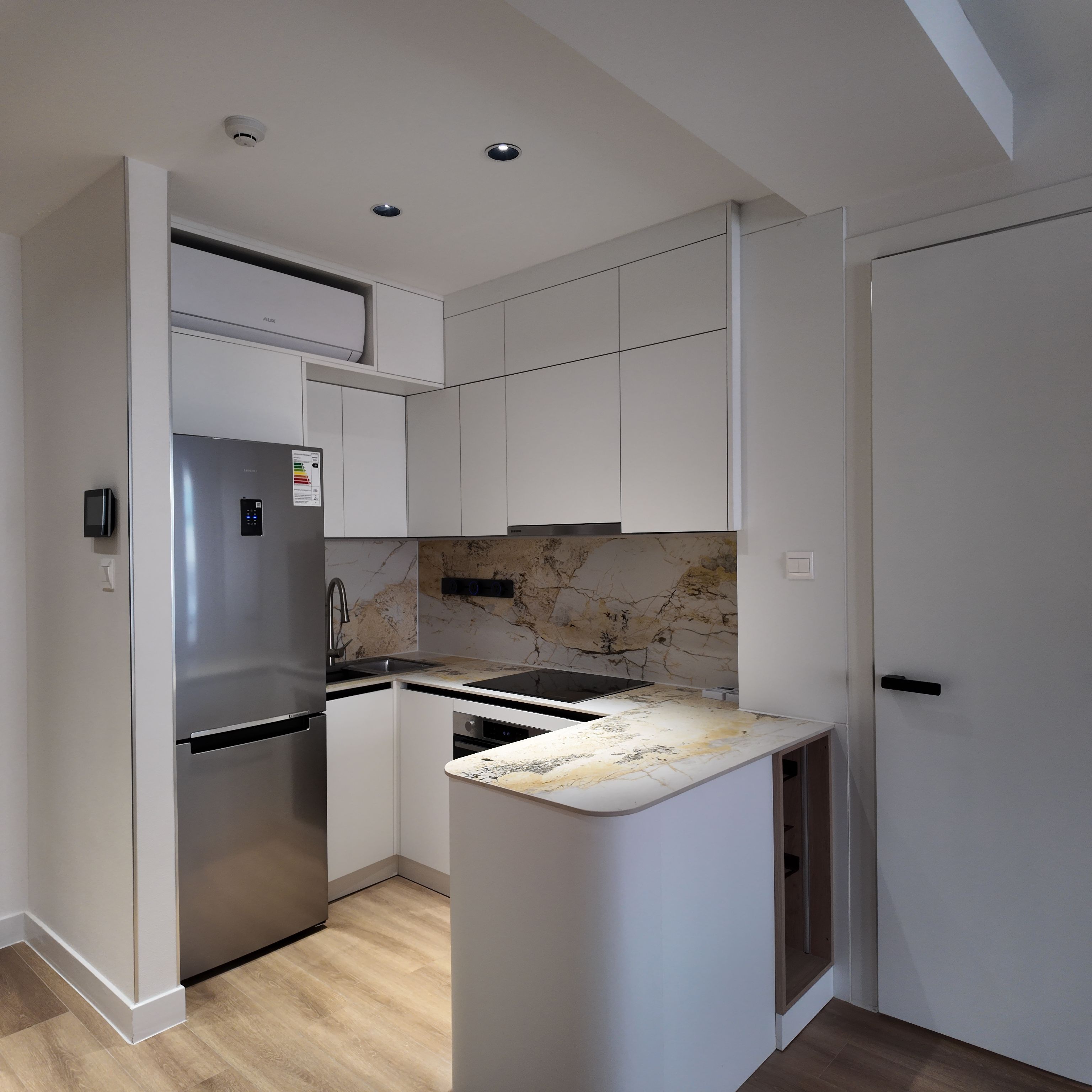 Apartment, City View | Private kitchen | Full-size fridge, microwave, oven, stovetop
