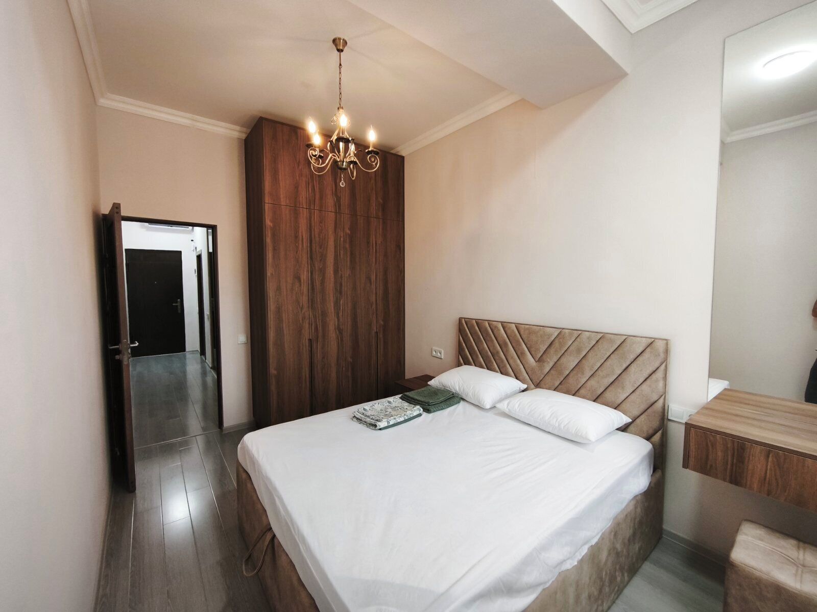 Tabla de planchar con plancha, wifi y ropa de cama 