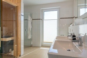 Bathroom - Holiday apartment in Heiligenhafen with sauna (Heiligenhafen)