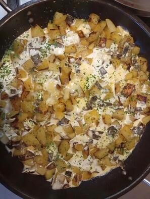 A pan with roasted potatoes and a creamy sauce. - Bed and Breakfast 'Chambre Jaune' with Mountain View (Bagnols)