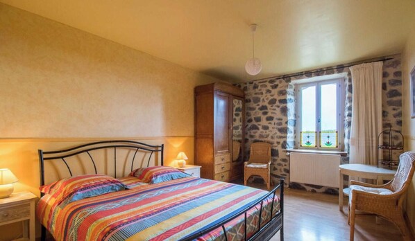 Room - Bed and Breakfast 'Chambre Jaune' with Mountain View (Bagnols)