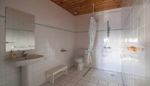 Bathroom - Bed and Breakfast 'Chambre Turquoise' with Mountain View (Bagnols)