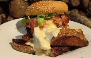 A plate with a sandwich, fries, and a side of sauce. - Bed and Breakfast 'Chambre Turquoise' with Mountain View (Bagnols)