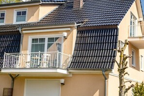 Een woongebouw met een balkon, een raam en een deur.